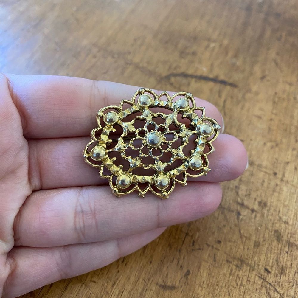 Vintage Gold Tone Brooch Pin Elegant Retro Statement Jewelry Classic Lapel Pin